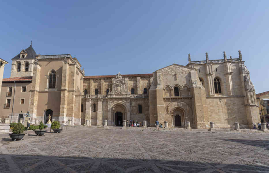 León 061 - real colegiata de San Isidoro.jpg